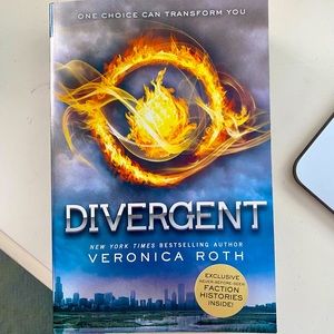 Divergent - Paperback Book - BRAND NEW!